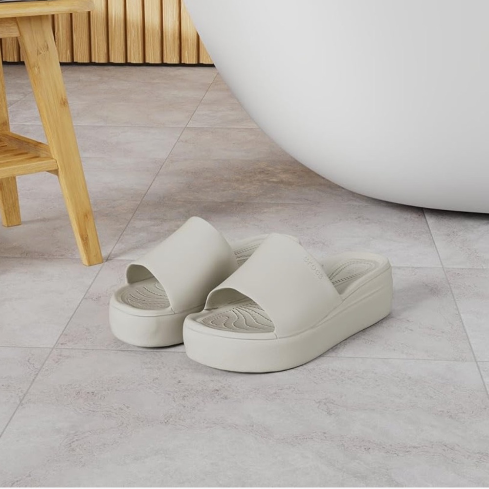 CROCS BROOKLYN CREAM PLATFORM SLIDES